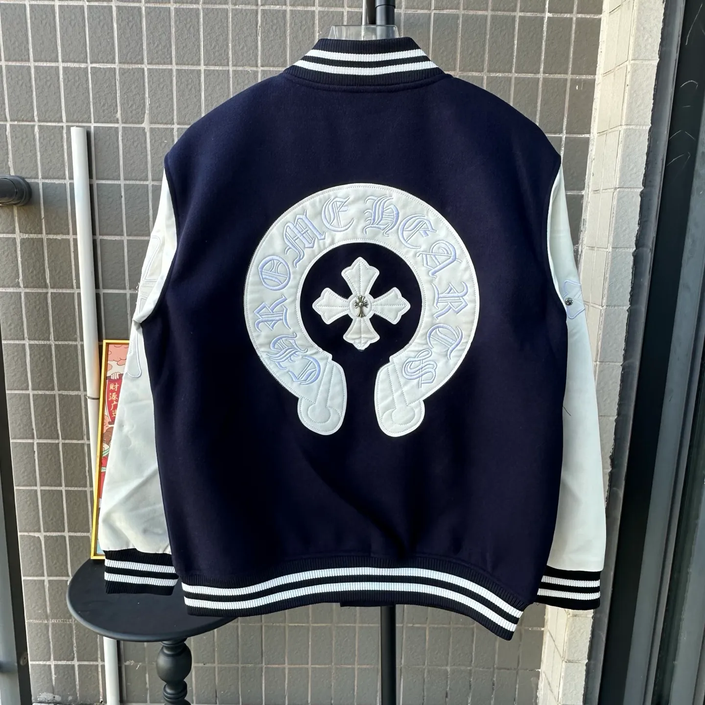 P370 Model No.: TT110 Chromehearts/Cro Heart Cross Embroidered Letters Leather Sleeves Spliced ​​Baseball Jacket Channel Boutique The most popular baseball jacket among fashionable men and fashionable women. There are versions at all levels in the market (you must compare the details). The most powerful quality control has been producing and researching baseball uniforms for 7 years. The details are exquisite. With it, you are the most beautiful boy in the world. The paint-coated full-face four-button buckle (button with LOGO), the average weight of the fabric is nearly 900 grams, and it is made of wool + eyeliner blended, custom-woven and dyed wool with high color fastness. The lining is made of silky and delicate cupro fiber! The texture is thick, the color is more uniform and beautiful, and the sharp edges and corners are full of three-dimensionality, showing laziness, casualness, and youthful vitality! Color: Black Navy Size: S-XL